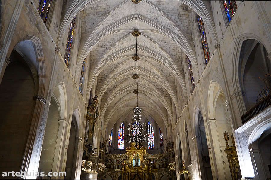 Interior de la iglesia gótica franciscana