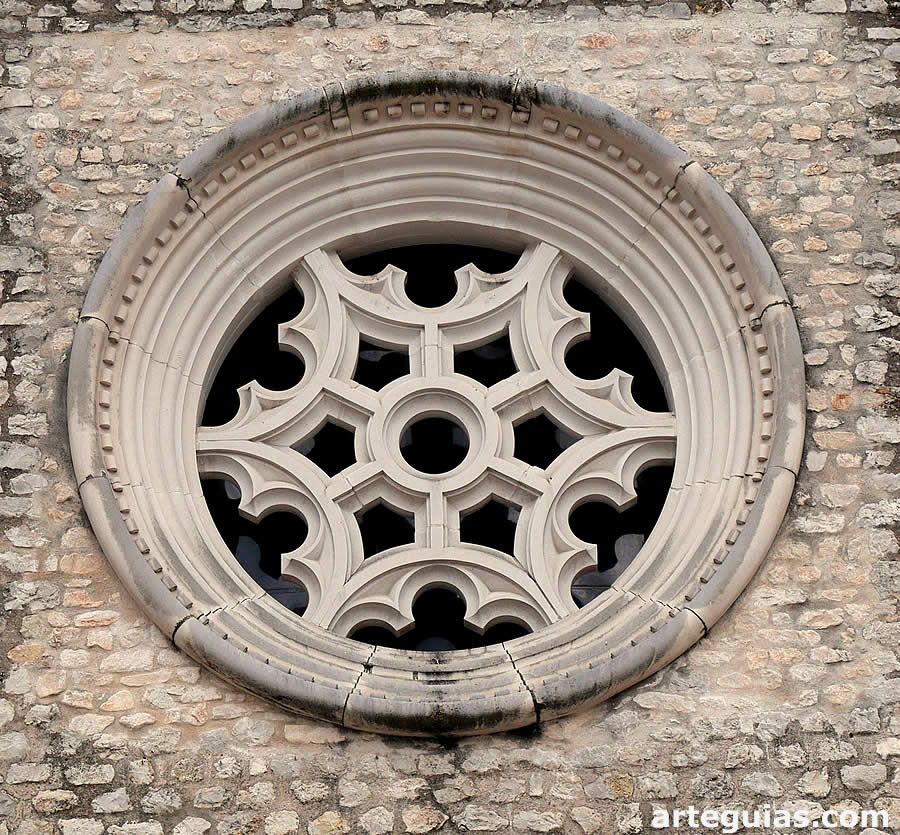 Rosetón que imita al medieval