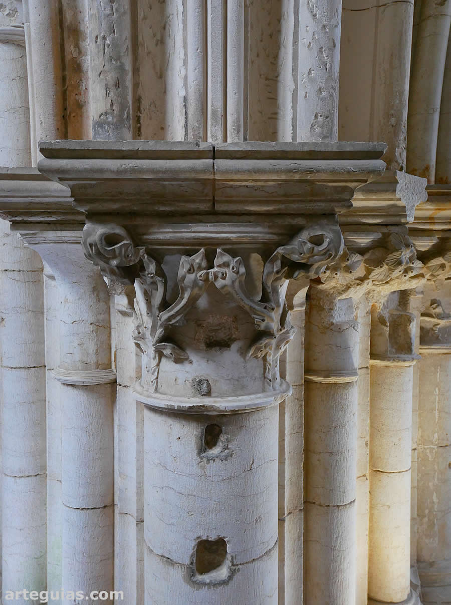 Capiteles y columnas góticas de la estructura gótica que soporta el coro