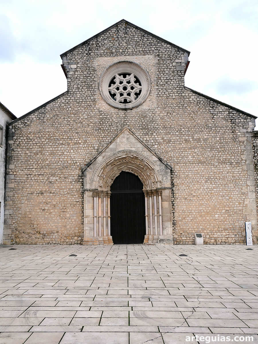 Fachada occidental. Iglesia del antiguo convento de São Francisco de Santarém