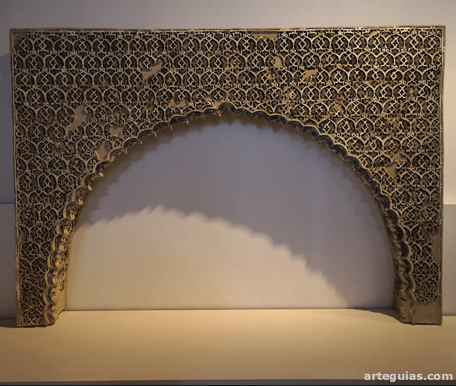 Arco mudéjar con yeserías