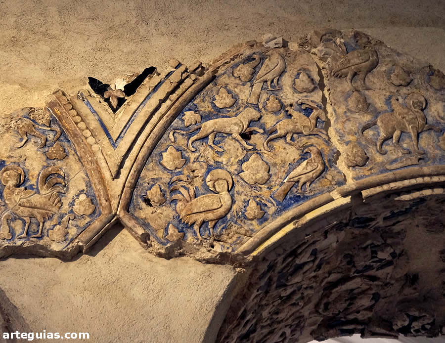 Otro detalle de la decoración polícroma de los arcos del siglo XI