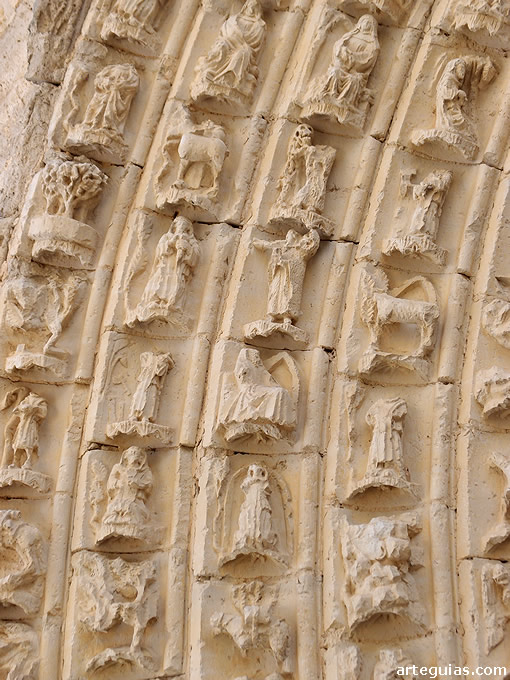 Detalle de la portada norte de la iglesia