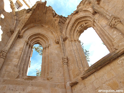 Convento de San Ant&oacute;n de Castrojeriz; ventanales del &aacute;bside principal