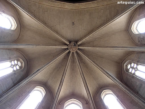 Bóveda de crucería de la cabecera del templo conventual