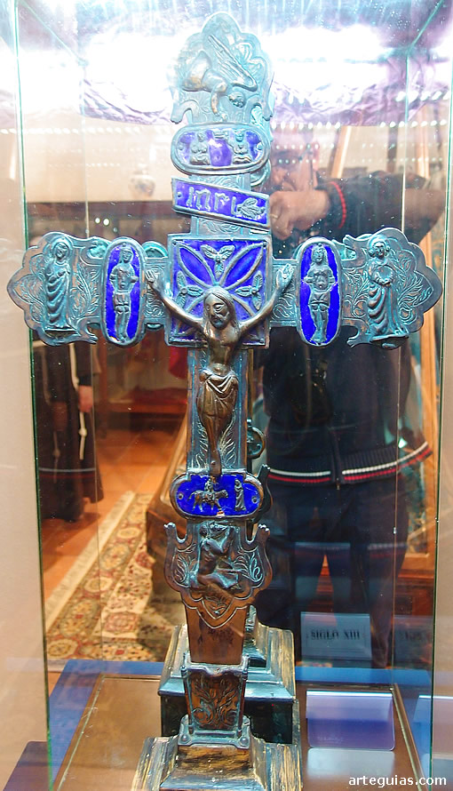 Museo del Convento de Santa Clara de Astudillo: Cruz de bronce y esmaltes