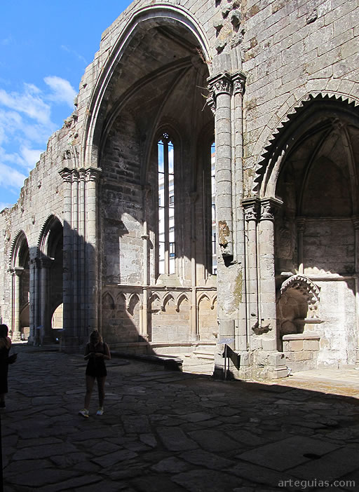 Convento de Santo Domingo de Pontevedra: interior de la cabecera de cinco ábsides