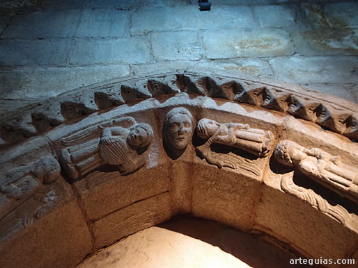 Detalle escultórico de uno de los arcosolios funerarios