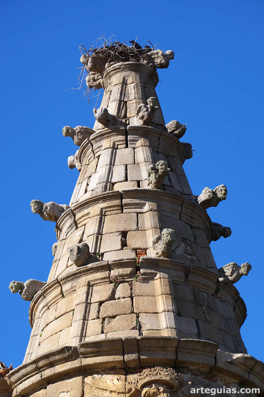 Chapitel c&oacute;nico de una de las torres