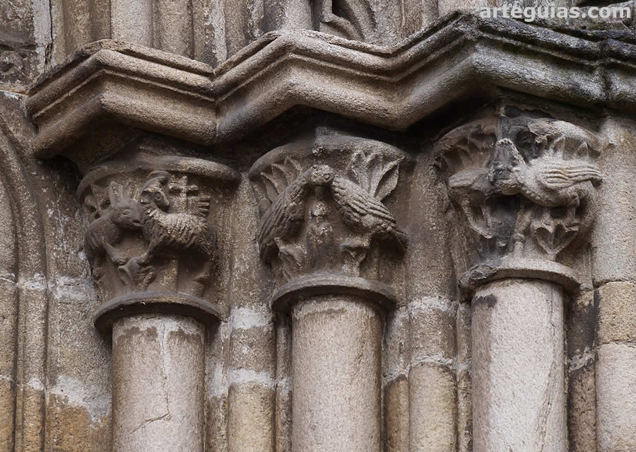 Puerta oeste: capiteles