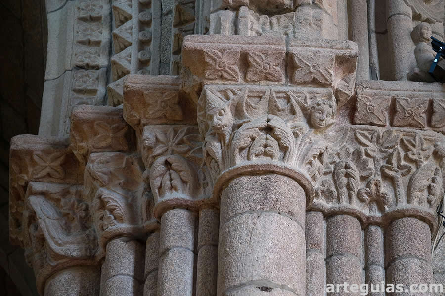 San Francisco de Betanzos destaca por su amplia colección de capiteles y de relieves figurados