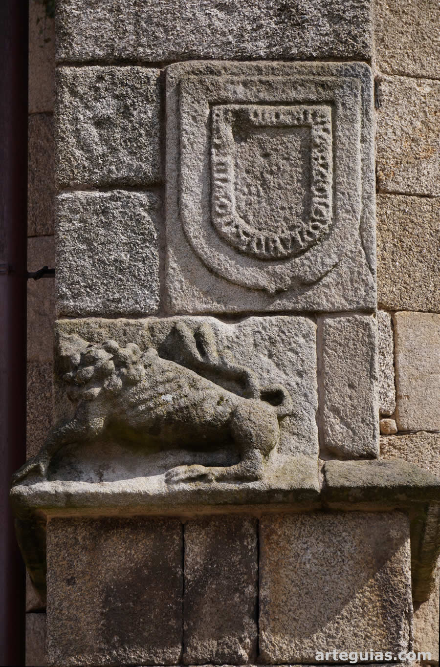 Exterior con escudo y relieve de un león