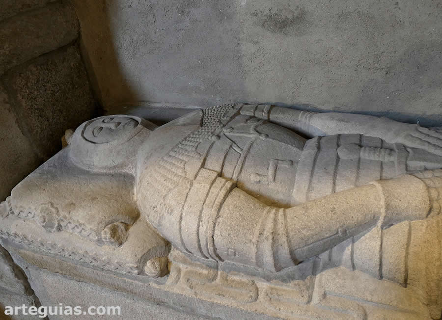 Estatua yacente de un sepulcro