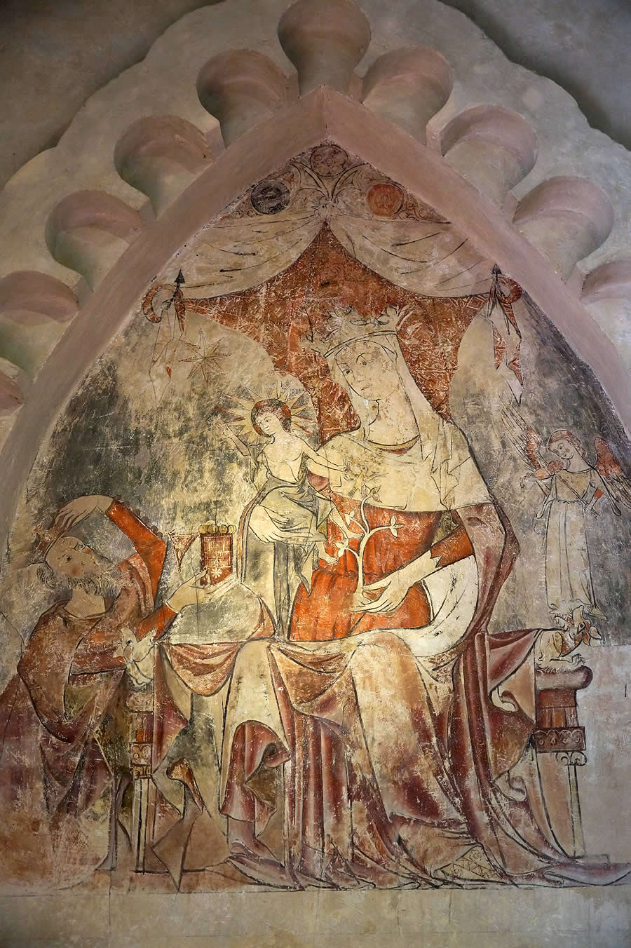 Pintura mural de la Capilla Dorada del Real MOnasterio con el pasaje de la Adoraci&oacute;n de los Magos