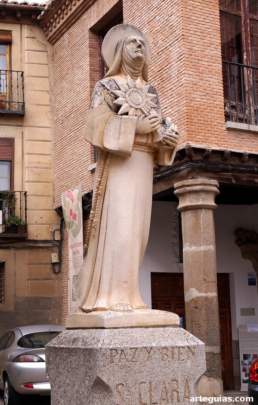 Estatua de Santa Clara de As&iacute;s frente al convento