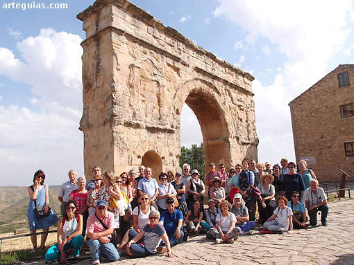 Foto de grupo del Arco Romano de Medinaceli (Siglo I d.C.)