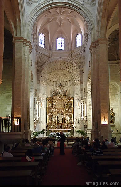 Explicaciones en la inmensa iglesia abacial de la Santa Espina