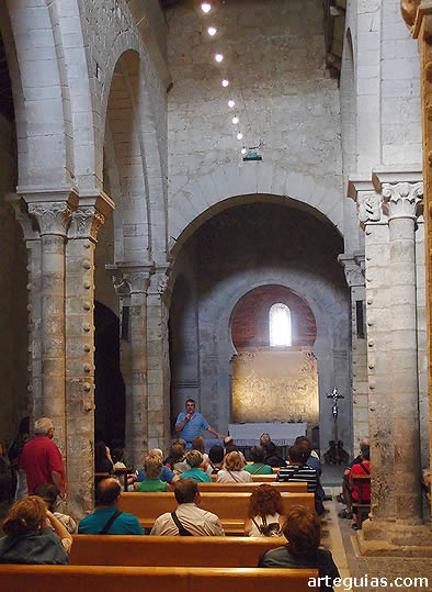 En el interior de la iglesia de Wamba