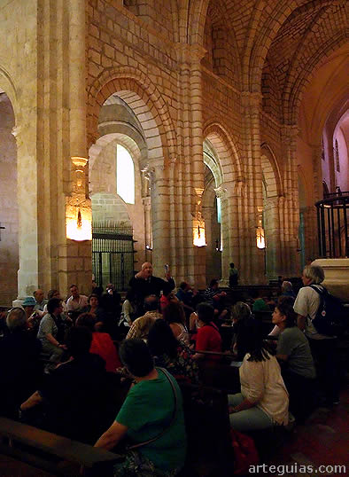 Al fondo, las naves del siglo XIII