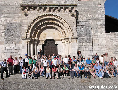 El grupo posando al atardecer en la fachada de la iglesia de Wamba