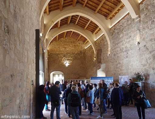 Explicaciones en el rehabilitado Salón Noble del castillo