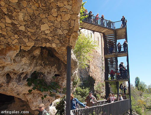 Escalera hacia el Santuario de la Virgen de la Peña