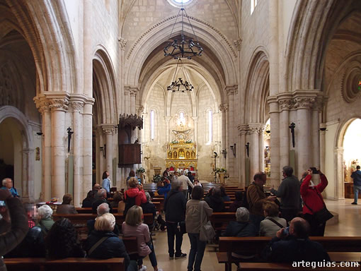 En el interior de la preciosa iglesia de Santa María de la Peña