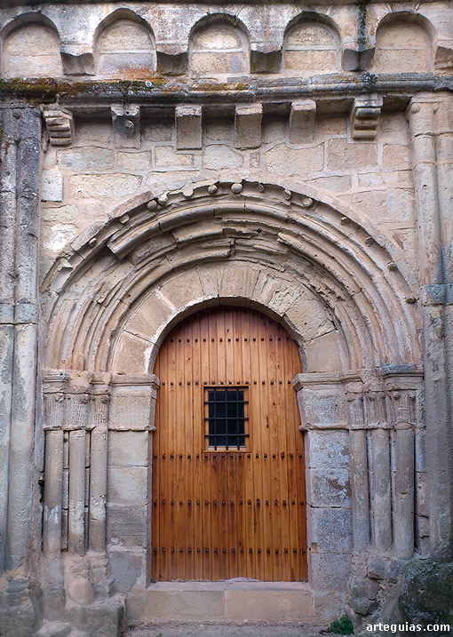 Una de las puertas de acceso a la antigua iglesia