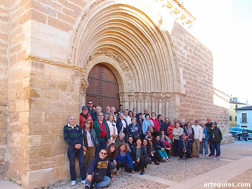 Foto de familia ante la portada de la iglesia del Salvador de Cifuentes
