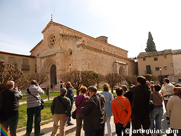 Admirando la monumentalidad de la iglesia de San Felipe de Brihuega