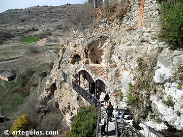 CAmino de la gruta bajo la iglesia de Santa Mar&iacute;a