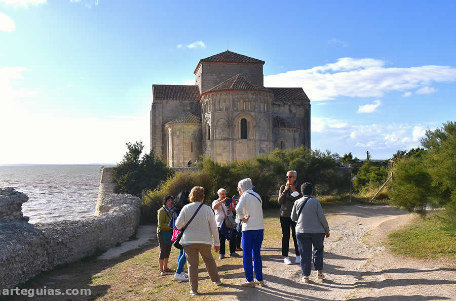 Parte de nuestro grupo ante la iglesia románica de Talmont-sur-Gironde