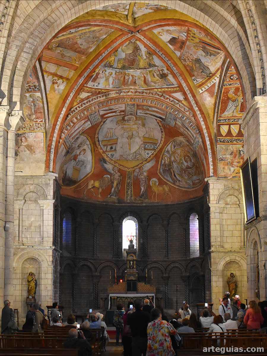 Admirando las pinturas de Saint Saveur de Saint Macaire