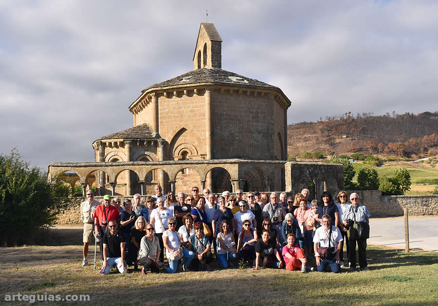 Posando ante la iglesia de Santa María de Eunate