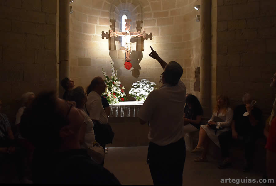 Explicaciones en la iglesia del Santo Sepulcro de Torres del Río