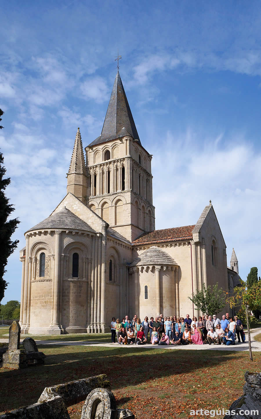 Una de las fotos de grupo m&aacute;s esperada: ante la iglesia de Aulnay
