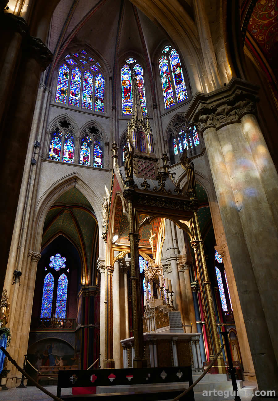 Majestuoso interior de la catedral de Bayona