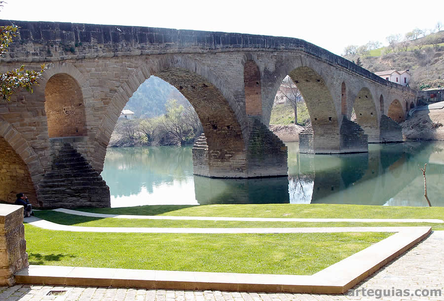 En Puente de la Reina no pod&iacute;amos dejar de visitar su puente rom&aacute;nico sobre el r&iacute;o Arga