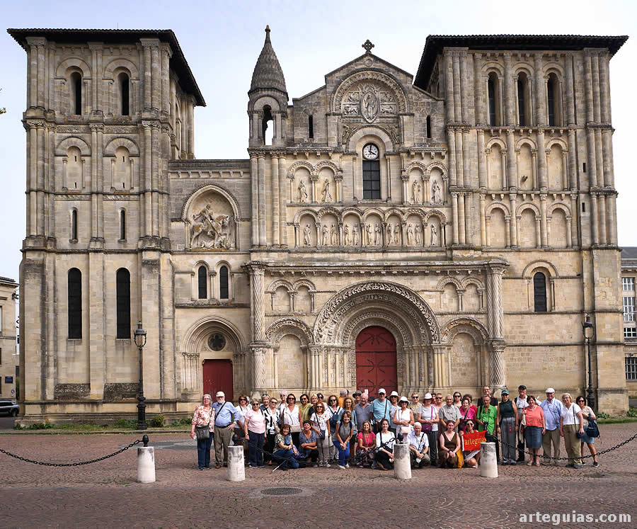 Foto de familia ante la iglesia de Sainte-Croix de Burdeos