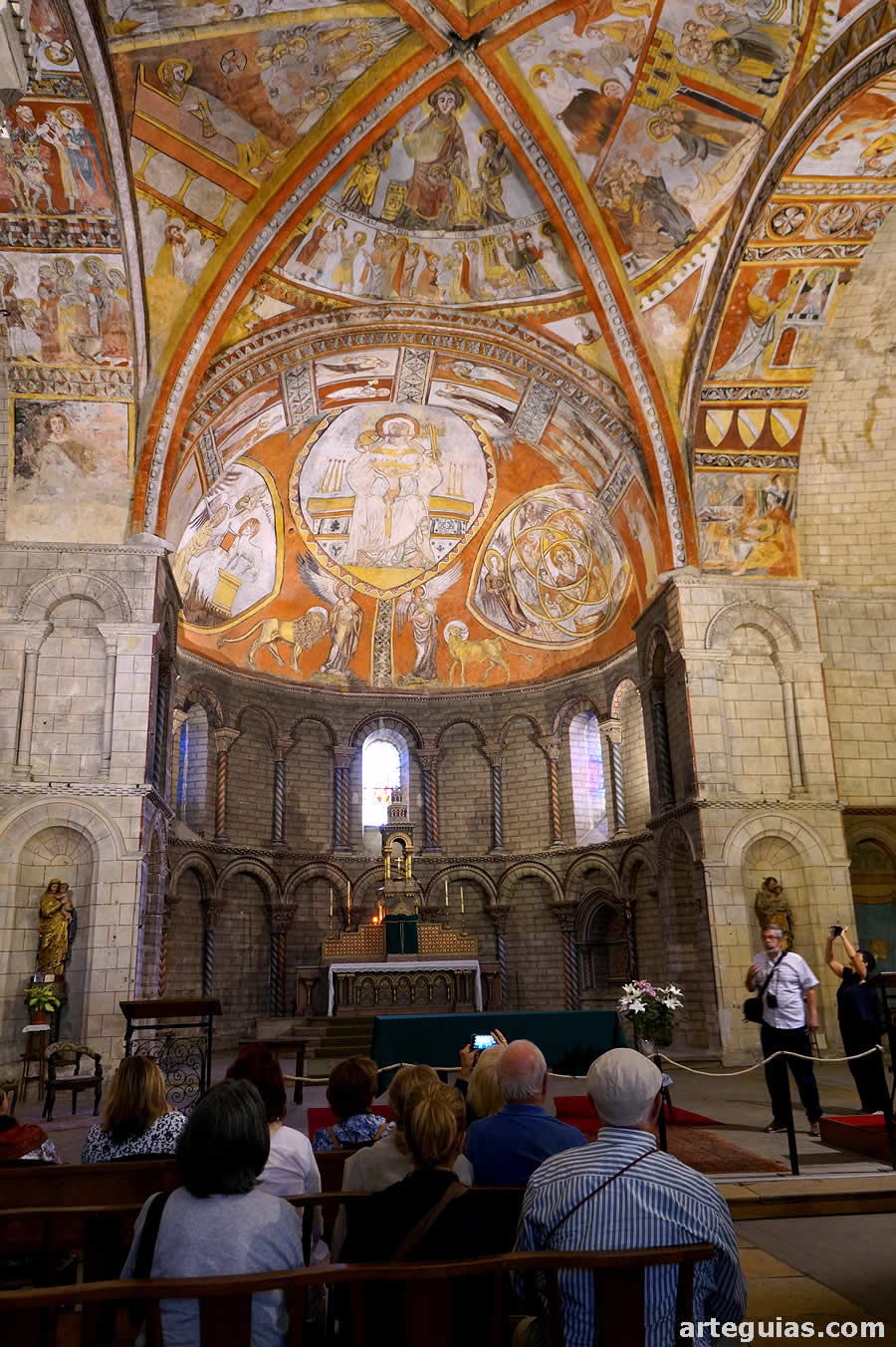 Interior de la iglesia abad&iacute;a de Saint-Macaire con sus c&eacute;lebres pinturas