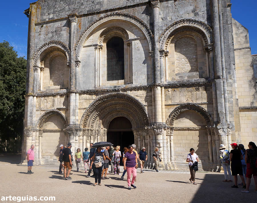Fachada de la Abadad&iacute;a de las Damas de Saintes