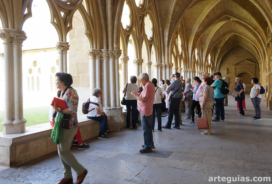 Visitando el claustro de la catedral de Bayona