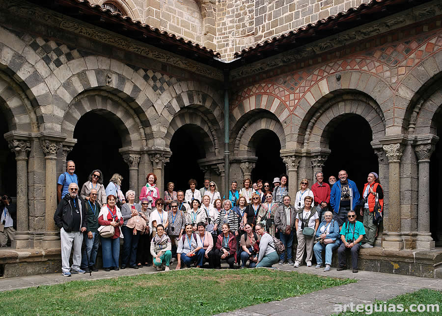 Posando en el espectacular claustro de la catedral de Puy en Velay