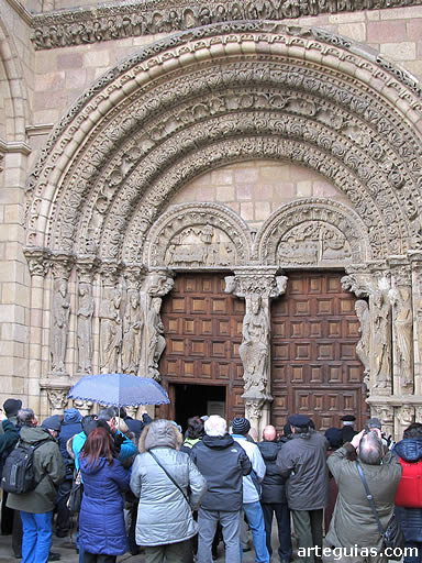 El grupo contemplando la puerta occidental de la bas&iacute;lica