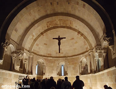 Interior del &aacute;bside de la iglesia de San Andr&eacute;s