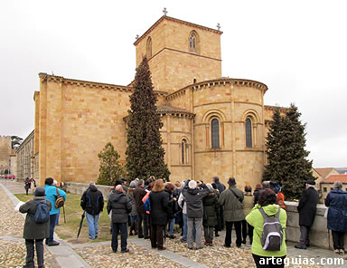Inicio del viaje: ante la Bas&iacute;lica de San Vicente