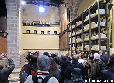 Visita al interior de la antigua iglesia de Santo Tom&eacute;, con su inmenso lapidario