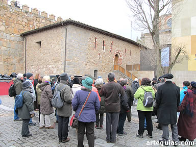 Ante el Episcopio o Sala de S&iacute;nodos del Palacio Episcopal