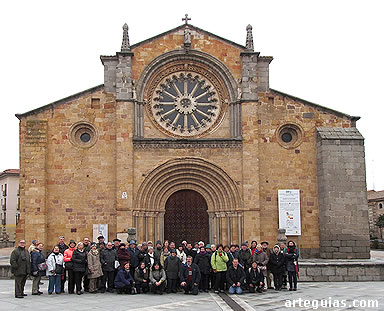 Posando ante la fachada de la iglesia de San Pedro