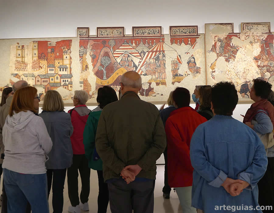 El grupo en su visita a las salas del MNAC dedicadas al gótico